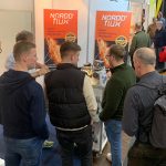 Nordd Flux banners en bezoekers op de beurs